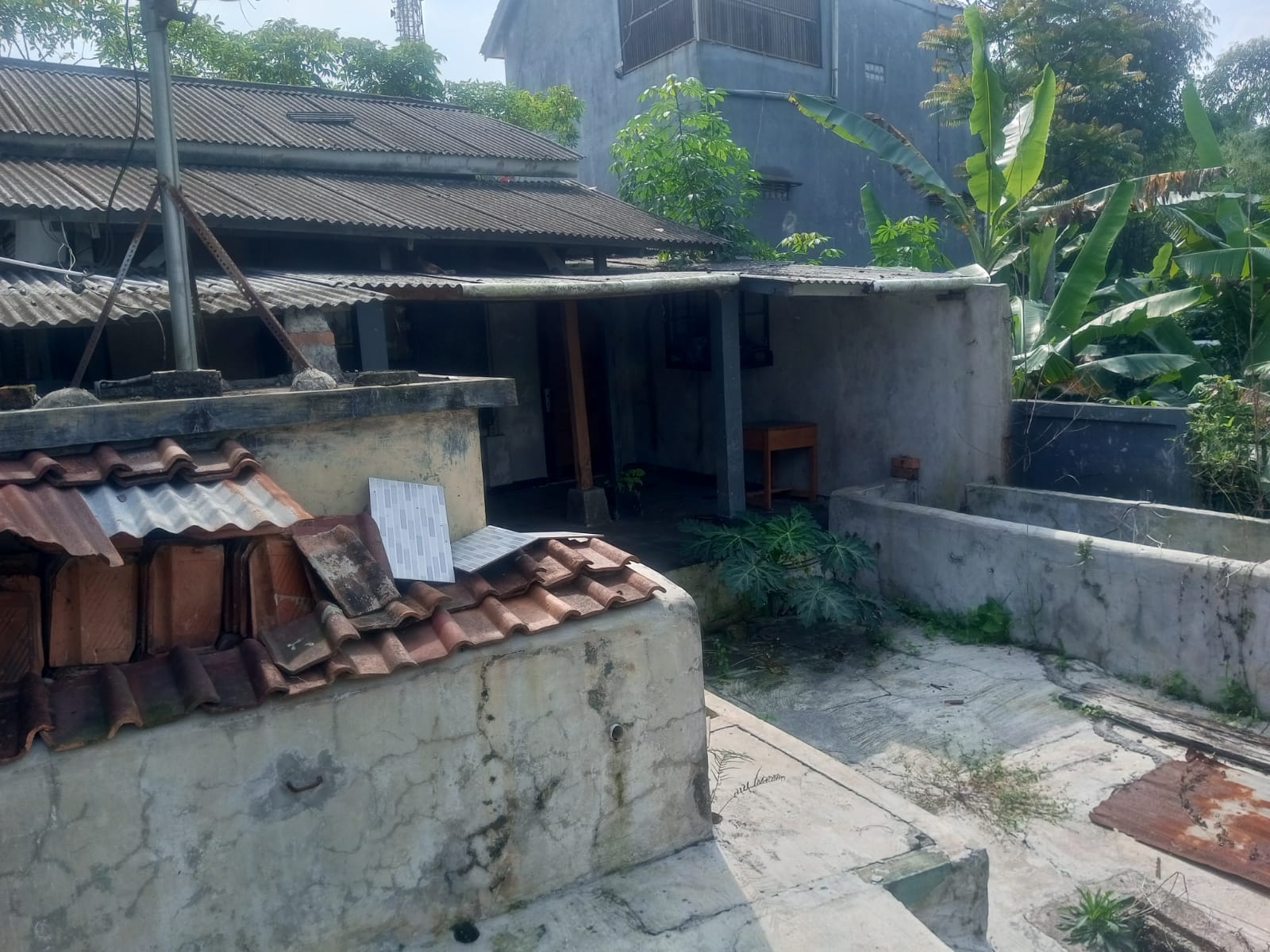 Bekas bangunan villa kayu di atas lahan
